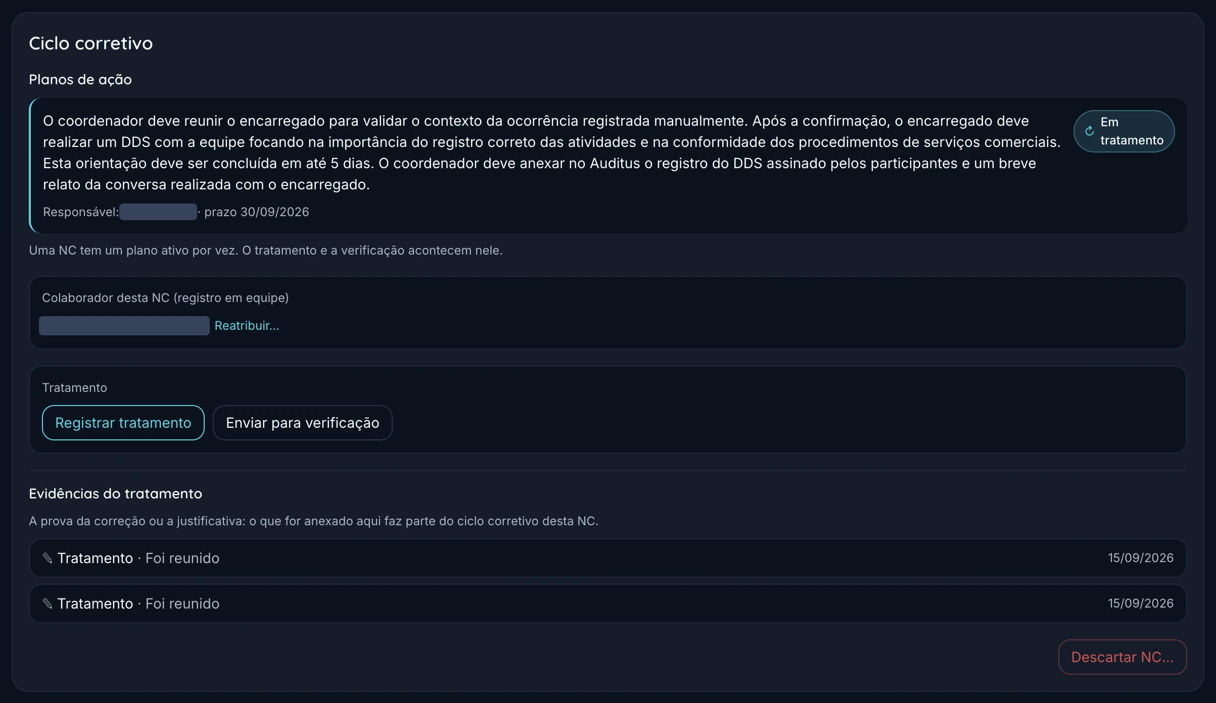Tela do Auditus com o ciclo corretivo de uma não conformidade. O plano de ação diz que o coordenador deve reunir o encarregado para validar o contexto, que o encarregado deve realizar um DDS com a equipe sobre o registro correto das atividades, que a orientação deve ser concluída em até cinco dias, e que o coordenador deve anexar o registro do DDS assinado pelos participantes. Abaixo, o responsável, com o nome coberto, e o prazo 30/09/2026. A não conformidade está em tratamento.